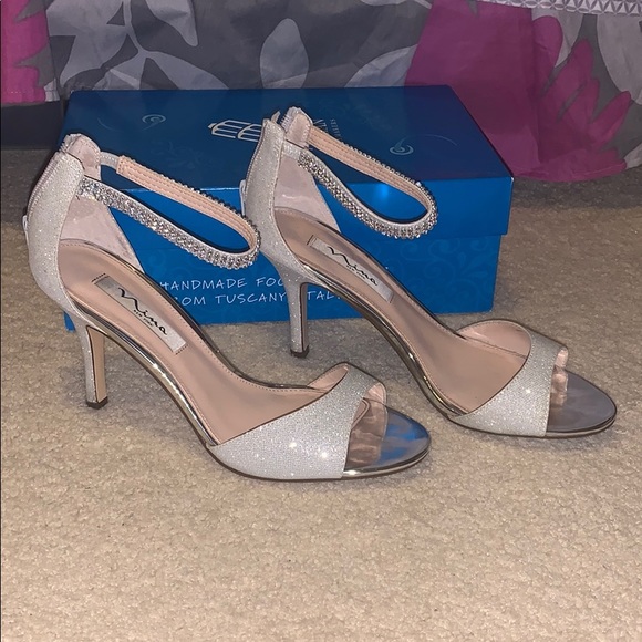 Silver heels - Picture 1 of 3